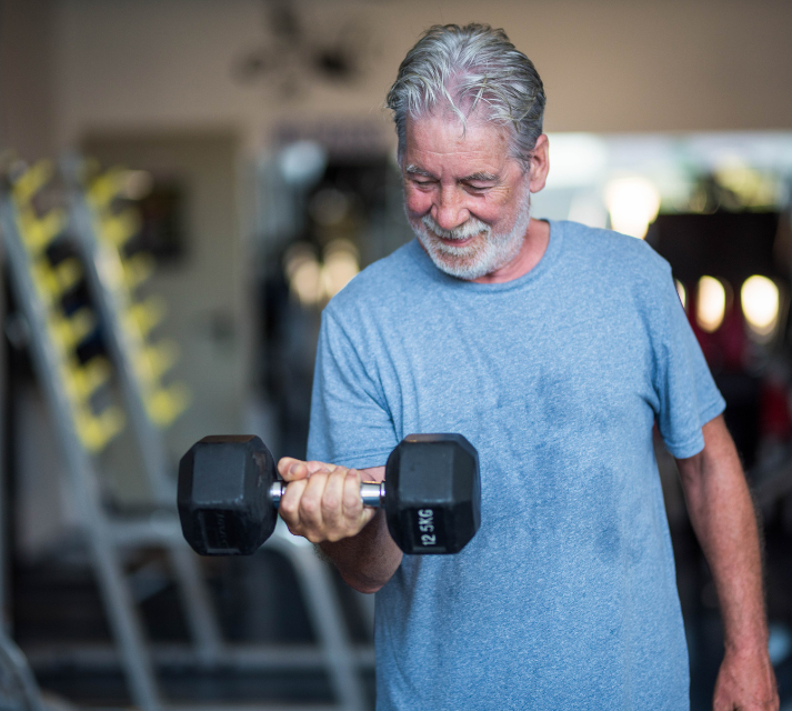 Los beneficios de levantar pesas para hombres mayores 45 años