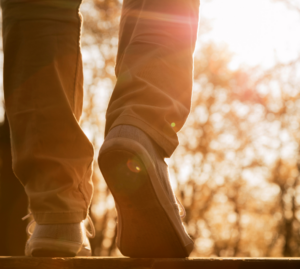 Los beneficios de caminar para la salud de los hombres mayores de 45 años