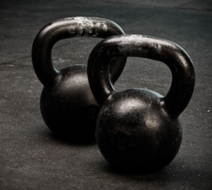 Entrenamiento de kettlebells en hombres mayores de 45 años